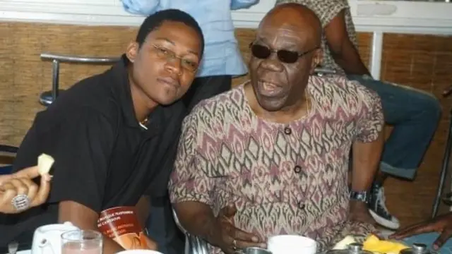 Manu Dibango et Alain Oyono en train de prendre le petit-déjeuner