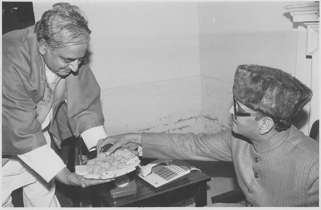 रुबैया सईद की रिहाई के बाद तत्कालीन प्रधानमंत्री वीपी सिंह को मिठाई खिलाते हुए उनके पिता और तत्कालीन गृह मंत्री मुफ़्ती मोहम्मद सईद