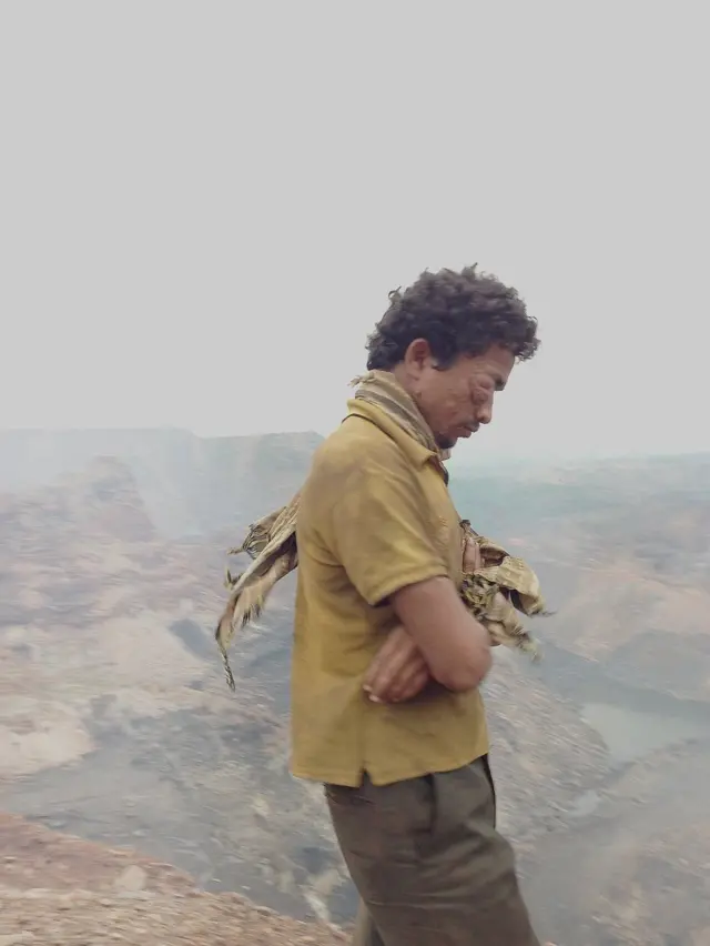 खदान के अंदर से कोयला निकालने वाला कर्मचारी