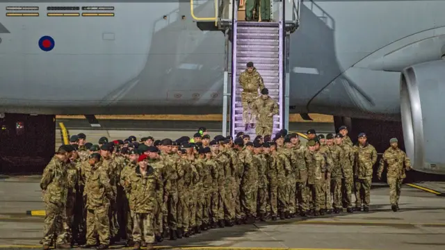 бритаские солдаты у самолета