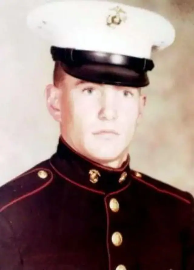 عکس پرسنلی کوین با لباس نظامی نیروی دریایی