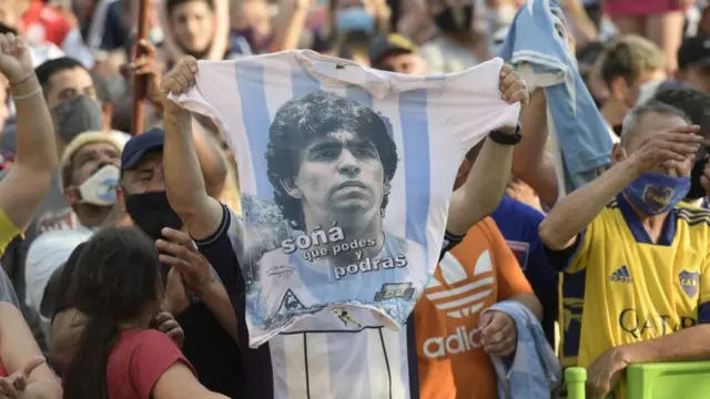 Torcedor levanta camisa com o rostojogos de roleta para ganhar dinheiroDiego Maradona