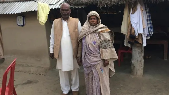 अपनी पत्नी के साथ बंसीधर बौद्ध