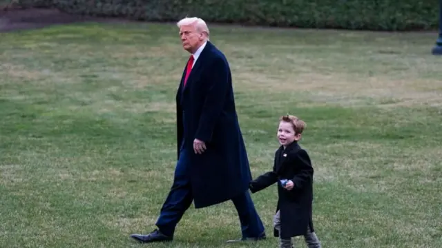 Donald Trump ve Elon Musk'ın oğlu X Æ A-12 beyaz saray'ın bahçesinde yürürken