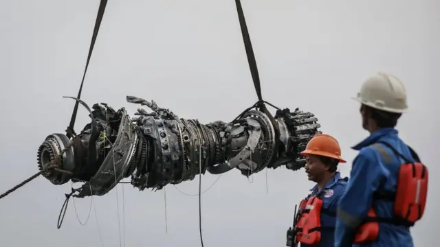 Tim SAR gabungan mengevakuasi turbin pesawat Lion Air JT 610 di perairan Tanjung Karawang, Jawa Barat, Sabtu (03/11.