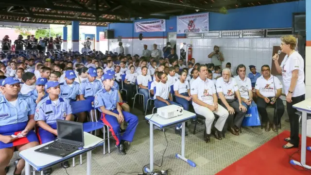 Dilma en una escuela militar