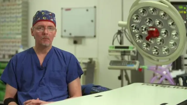 Майлз Беррі, пластичний хірург, стверджує, що лабіопластика допомагає жінці підняти самооцінку
