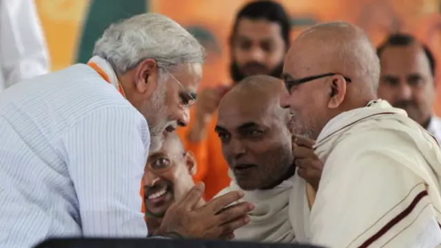 જૈન મુનિઓને મળતા નરેન્દ્ર મોદી