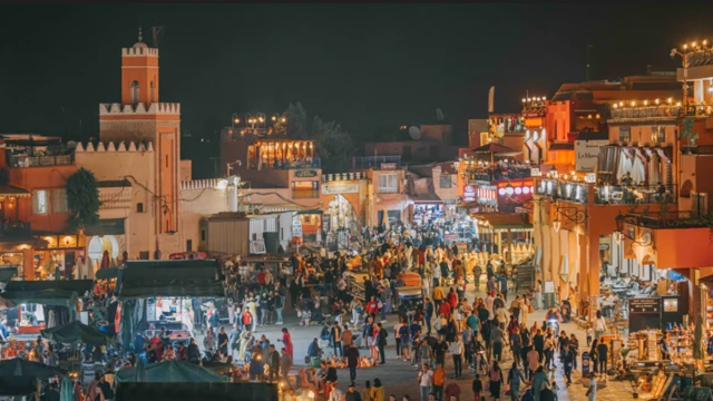 Pemandangan sudut tinggi Jemmaa el-Fna, Marrakesh pada malam hari sebelum gempa