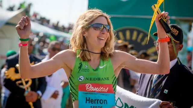 کامیل هرون، که در مسابقه اسپارتاتلون ۲۴۶ کیلومتری در ماه اکتبر در مجموع سوم شد، زن دیگری است که دستاوردهایش در دوی فوق استقامت شگفتانگیز است