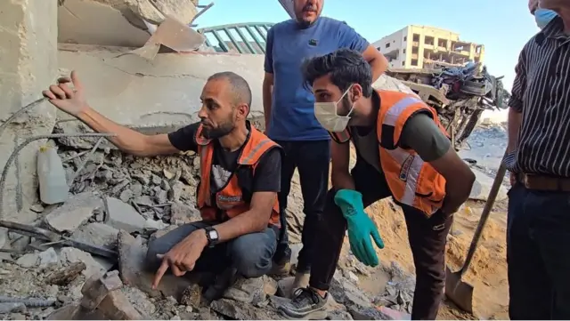 رجال من الدفاع المدني يبحثون عن جثامين تحت الأنقاض في غزة