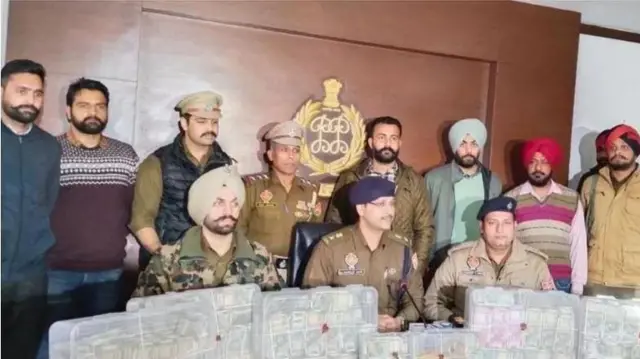 Pihak kepolisian mengatakan mereka telah menahan istri dan ayah dari terdakwa pemimpin kelompok penipuan.