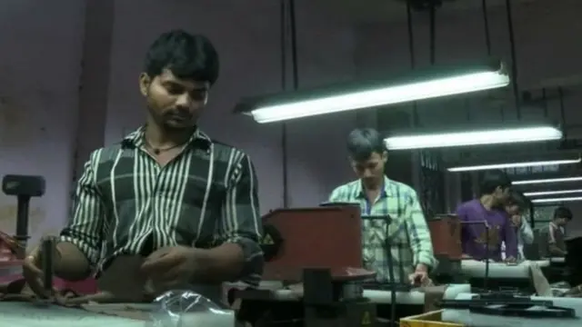 ફૅકટરીમાં કામ કરતાં લોકો