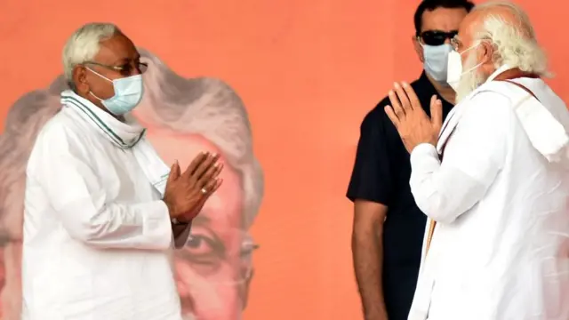 प्रधानमंत्री नरेंद्र मोदी के साथ नीतीश कुमार