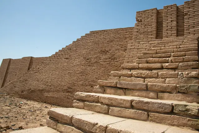 هر یک از چهار گوشه زیگورات به یکی از جهتهای اصلی اشاره میکند و پلکانی عظیم رو به سوی طلوع خورشید انقلاب تابستانی دارد