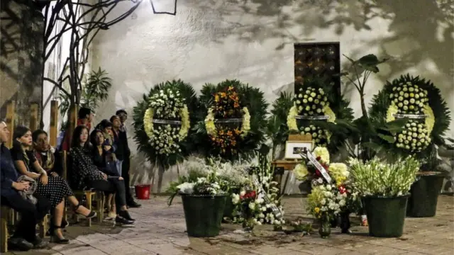 Gente rinde tributo a Toledo en el Instituto de Artes Gráficas de Oaxaca, lugar que fundó.