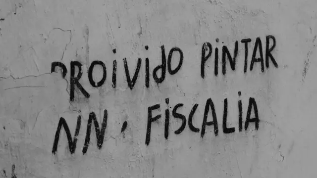 Cartel que dice "Prohibido pintar NN, Fiscalía".