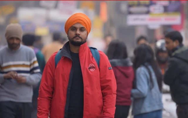 ਗਗਨਦੀਪ ਸਿੰਘ ਭੀੜ ਵਿੱਚ ਖੜ੍ਹੇ ਹਨ ਪਰ ਫੋਕਸ ਉਨ੍ਹਾਂ ਉੱਪਰ ਹੈ