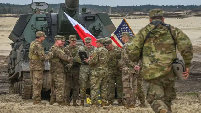 Amerykańscy żołnierze na zdjęciu po zakończeniu intensywnego treningu z wykorzystaniem czołgów ABRAMS na poligonie w Nowej Dębie, 12 kwietnia 2023 r. w Nowej Dębie w Polsce.