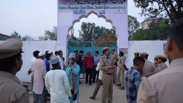 जमादार गांव में मदरसा सील करते हुए बहराइच के अधिकारी