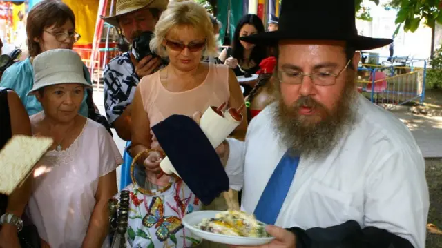 Представник єврейської громади з їжею