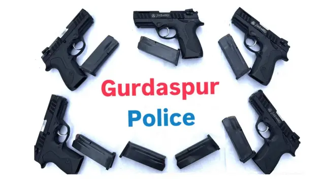 ਗੁਰਦਾਸਪੁਰ ਪੁਲਿਸ ਵੱਲੋਂ ਇੱਕ ਵੱਡੀ ਸਫਲਤਾ ਪ੍ਰਾਪਤ ਕਰਦਿਆਂ ਸਰਹੱਦ ਪਾਰੋਂ ਗੈਰ-ਕਾਨੂੰਨੀ ਹਥਿਆਰਾਂ ਦੀ ਤਸਕਰੀ ਕਰਨ ਵਾਲੇ ਮਾਡਿਊਲ ਦਾ ਪਰਦਾਫਾਸ਼ ਕਰਕੇ ਇੱਕ ਸੰਚਾਲਕ ਨੂੰ 5 ਆਧੁਨਿਕ ਪਿਸਤੌਲ (.30 ਕੈਲ PX5 ਅਤੇ 7 ਮੈਗਜ਼ੀਨ ) ਸਮੇਤ ਗ੍ਰਿਫ਼ਤਾਰ ਕੀਤਾ ਗਿਆ ਹੈ।
