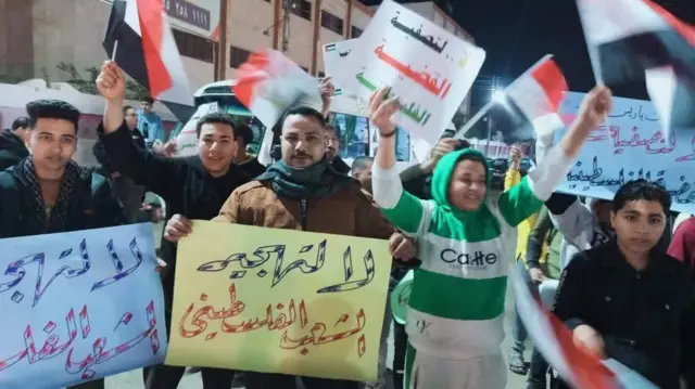 
مئات المصريين يتظاهرون أمام معبر رفح مع غزة استجابة لدعوات أطلقتها أحزاب سياسية