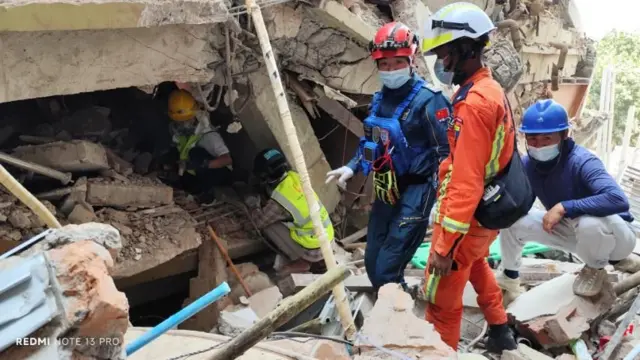 တရုတ်ကယ်ဆယ်ရေးအဖွဲ့ဝင်နဲ့ မြန်မာ မီးသတ်တပ်ဖွဲ့ဝင်တချို့