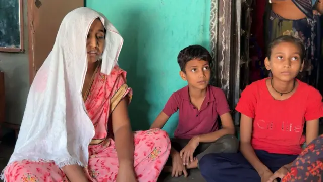 जगदीश बंजारा यांच्या पत्नी छाया बंजारा आणि मुलं