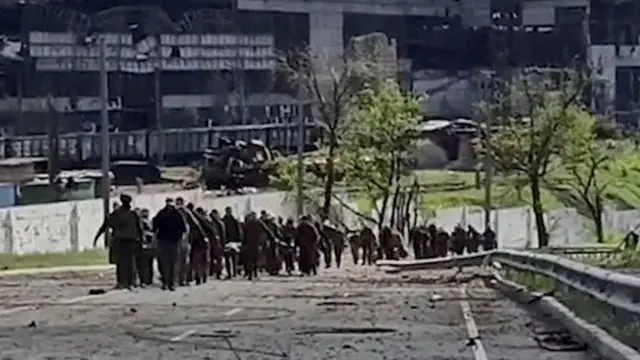 أعداد من المستسلمين.