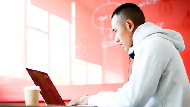 전문가들은 복장 규정에 잘 적응하는 것은 해당 노동자가 직장 내 상황을 잘 이해했다는 표식이 된다고 말한다