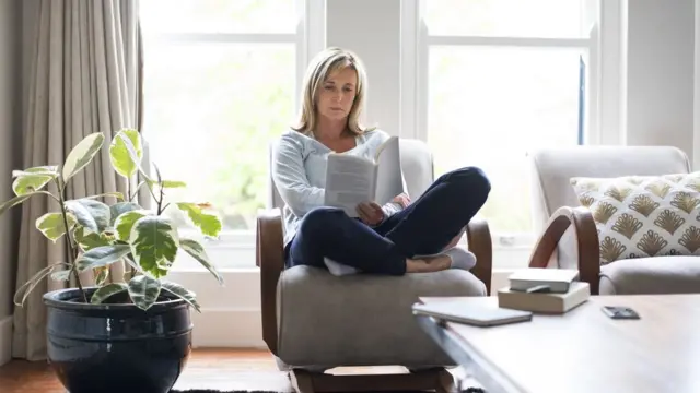 Mujer sentada leyendo