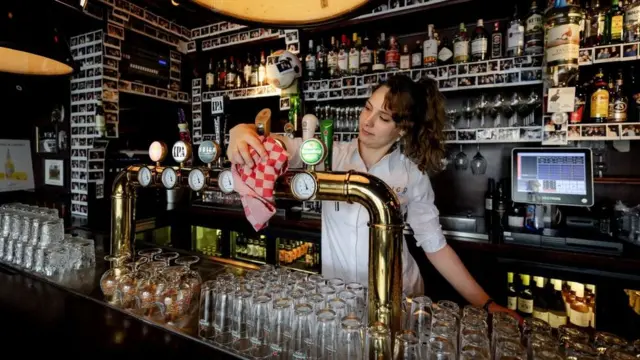 Fieldlab deneyi, kapalı alanlarda virüsün yayılmasını gönüllü müşterilerle test ediyor.