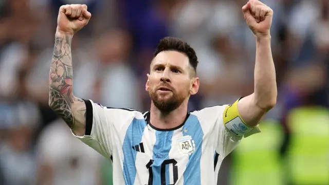 Lionel Messi (centre)