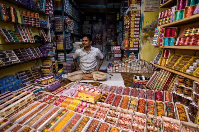 Kota industri Firozabad di India telah membuat gelang kaca selama lebih dari 200 tahun, memasok jutaan gelang hias yang dikenakan oleh perempuan India.