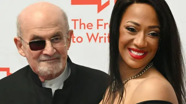 سلمان رشدی، نویسنده بریتانیایی-آمریکایی و همسرش ریچل الیزا گریفیث برای جشن ادبی PEN آمریکا در موزه تاریخ طبیعی آمریکا در شهر نیویورک در ۲۸ اردیبهشت ۱۴۰۲