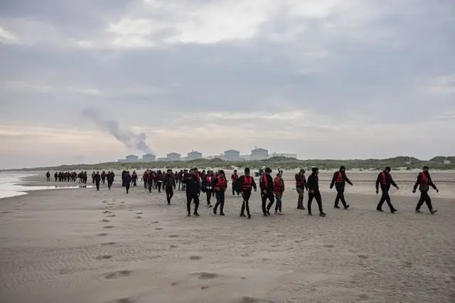 ফ্রান্সে সাগরপাড়ে একদল অবৈধ অভিবাসী 