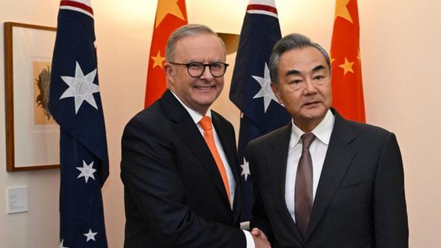 オーストラリアの首都キャンベラで会談したアンソニー・アルバニージー豪首相と中国の王毅外相（20日）