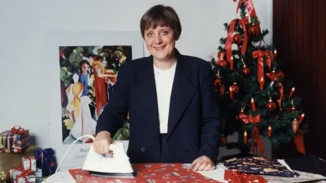 Januari 1994: Bi Merkel aliteuliwa kuwa Waziri wa mazingira-akionyesha umma jinsi ya kutengeneza bidhaa kutokana na karatasi