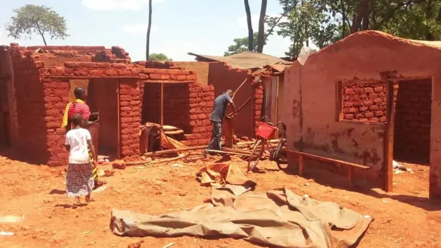Abari bafite ibyo bacururiza muri iri soko bakuragamo ibyari bisigaye kuri iki cyumweru