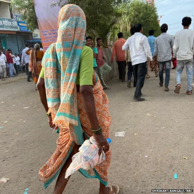 पाणी आणण्यासाठी बाहेर पडलेल्या अंजनाबाई.