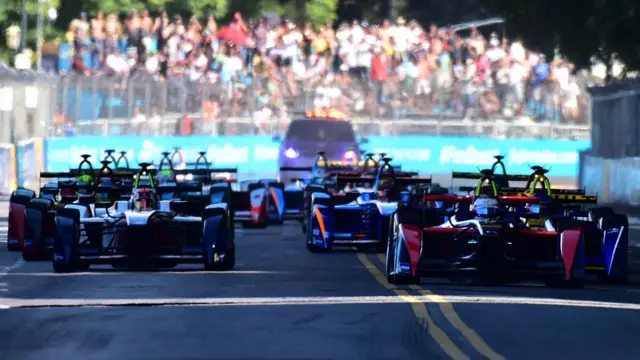 Formula E merupakan balap mobil elektrik.