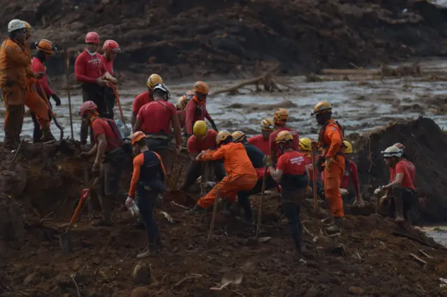 Equipe retira pedaços do veículo soterrado