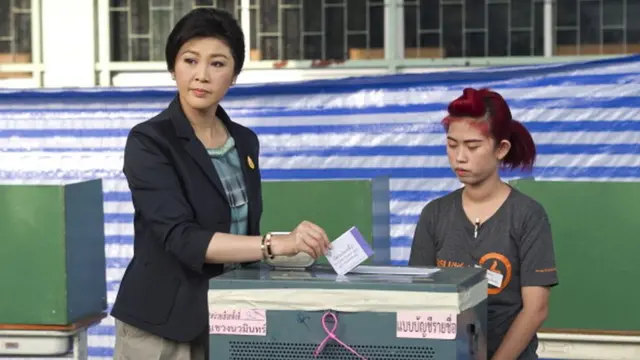 น.ส.ยิ่งลักษณ์ ชินวัตร รักษาการนายกฯ ไปใช้สิทธิเลือกตั้ง 2 ก.พ. 57 ขณะที่มีการชุมนุมต่อต้านการเลือกตั้งของกลุ่ม กปปส.ในหลายพื้นที่ทั่วประเทศ