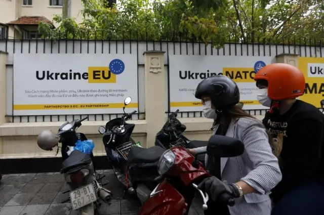 Bên ngoài sứ quán Ukraine tại Hà Nội hôm 5/3