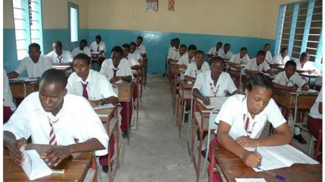 wanafunzi wakiwa darasani