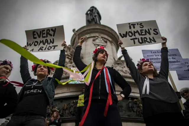Fransa'nın başkenti Paris'teki eylemlerde kadınlar "Şimdi sıra kadınlarda" ve "Her kadın bir isyandır" pankartları taşıdı