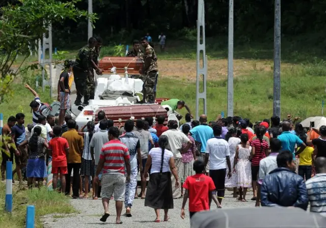 நிவாரண பொருட்களுக்காக காத்திருக்கும் பொதுமக்கள்