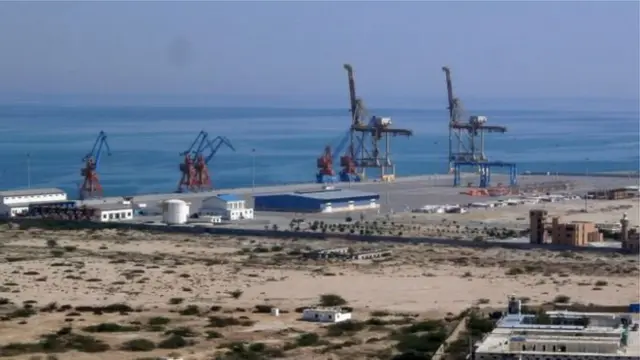 د چین او پاکستان ترمنځ اقتصادي دهلیز چې د بلوچستان له ګوادر بندر څخه د چین کاشغر پورې غځېږي، په بلوچستان ایالت کې يې بلوڅ بېلتون پالي مخالفت کوي.