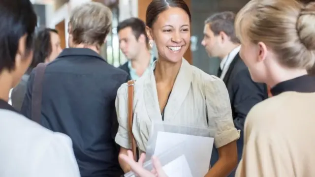 مجموعة من زملاء وزميلات العمل